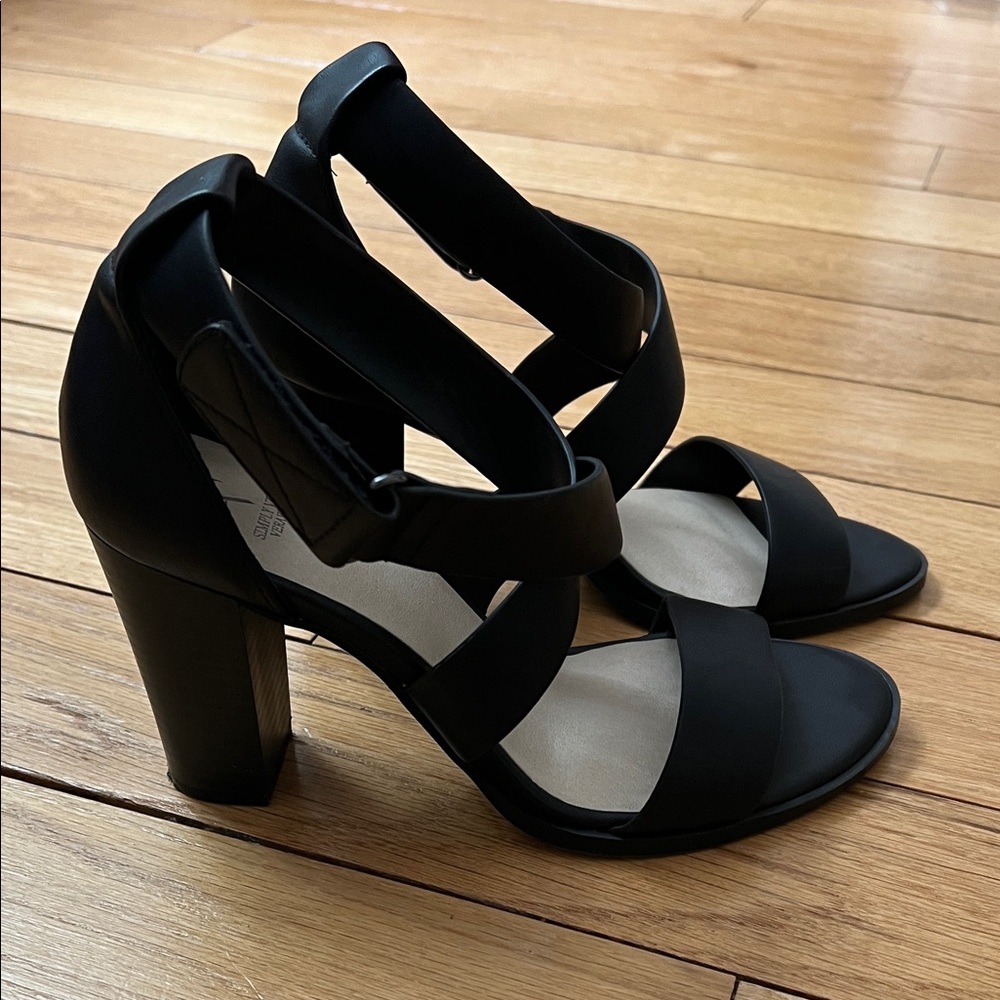 Simply Vera Vera Wang Black Strappy Heels